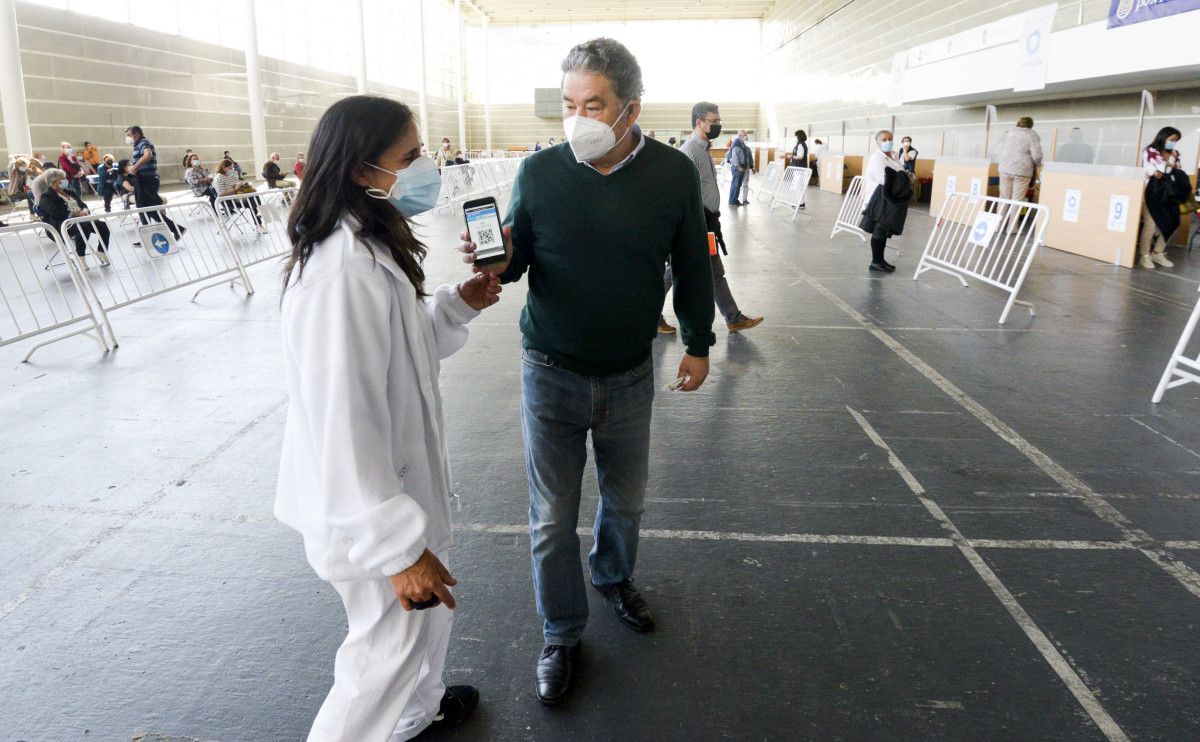 Miguel Anxo Fernández Lores, alcalde de Pontevedra, antes de recibir a primeira dose da vacina PFizer