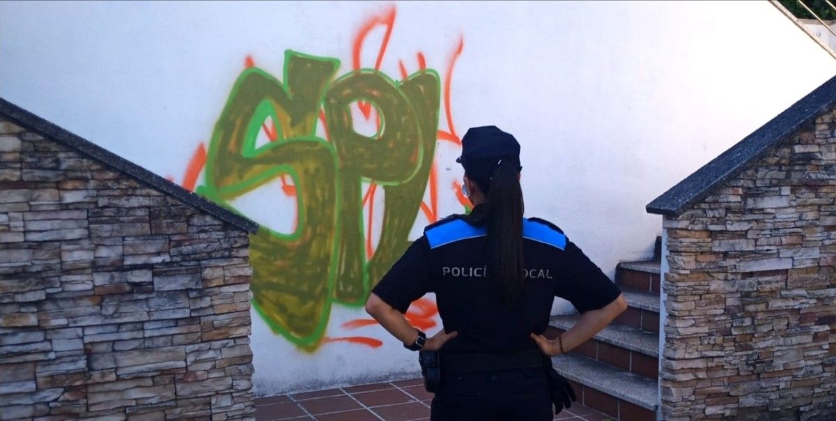 Policía Local de Poio vendo a pintada do graffiteiro na escalinata do Parque Rosalía de Castro