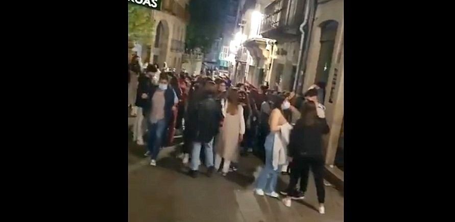 Imaxe dun dos vídeos das celebracións na contorna da Praza da Verdura na noite en que desaparecía o Estado de Alarma