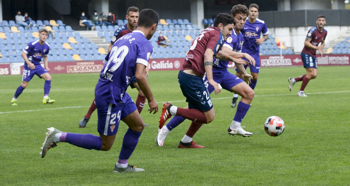 Damià Sabater no partido entre Pontevedra e Sporting B en Pasarón
