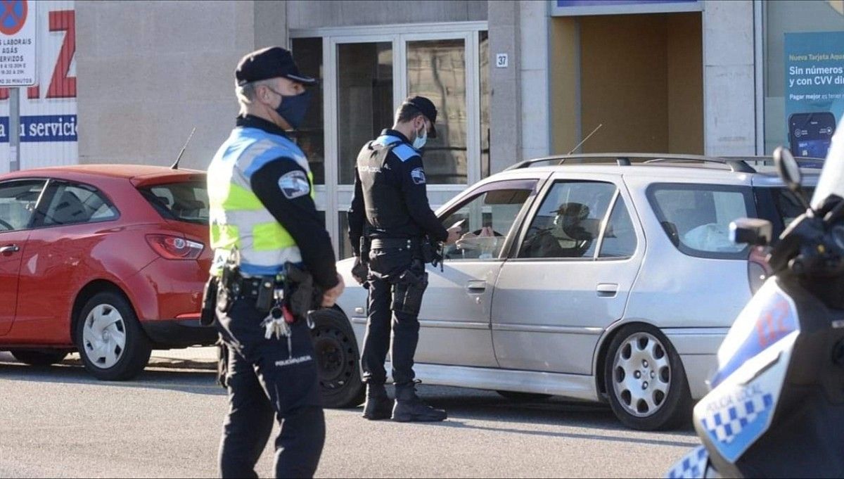 Intervención dos axentes da Policía Local ao detectar irregularidades na condución