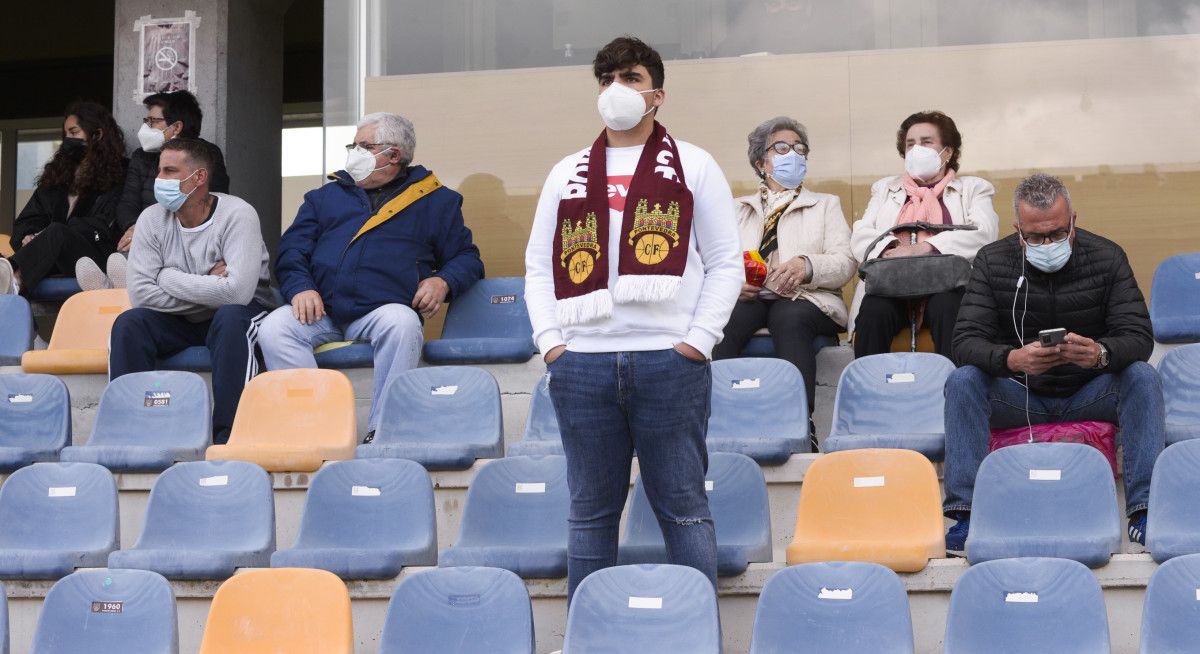 Partido entre Pontevedra e Sporting B en Pasarón