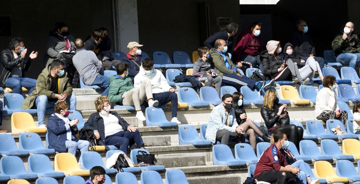 Partido entre Pontevedra e Sporting B en Pasarón