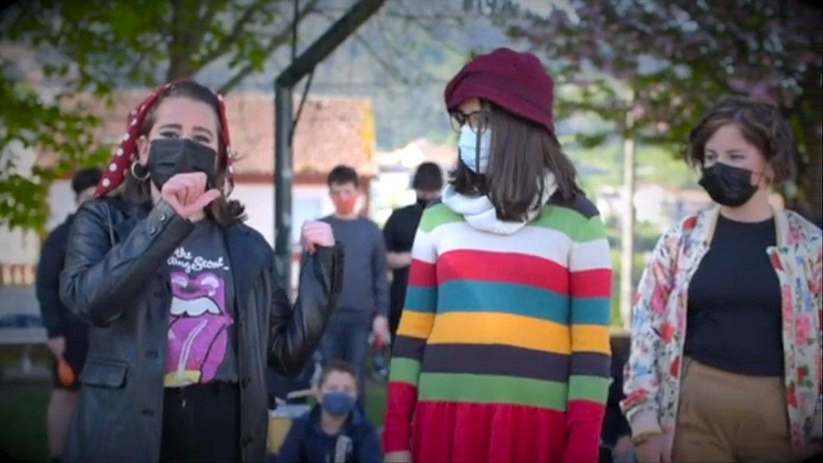 Participantes no vídeo 'Canto sei!', do CEIP Do Carballal de Marín