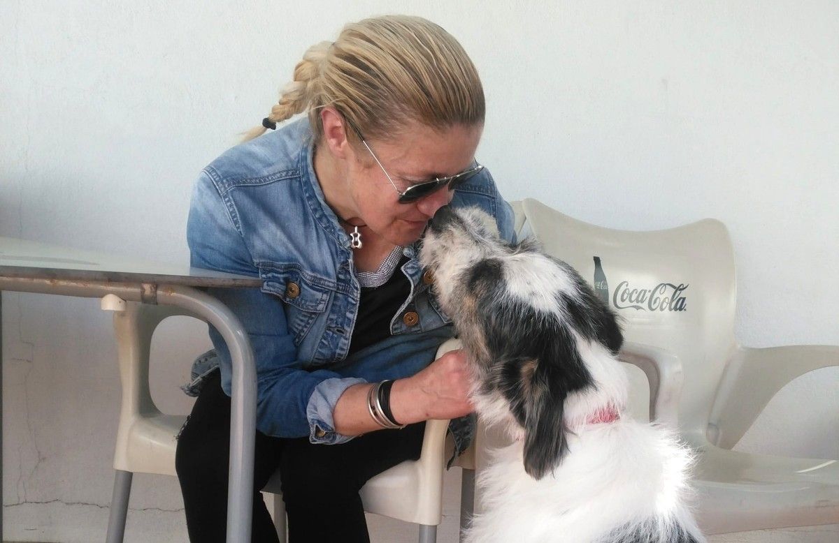 Begoña 'Jopi' Rey xoga con Taker un día en que a dor da fibromialxia lle permitiu saír a pasear
