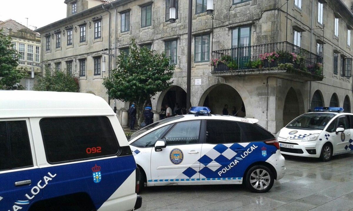 Intervención de la Policía Local de Pontevedra en los Soportales de la plaza de A Estrela