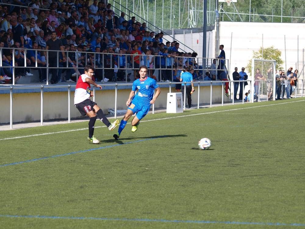 Un momento do partido entre Barbadás e Arosa en Os Carrís