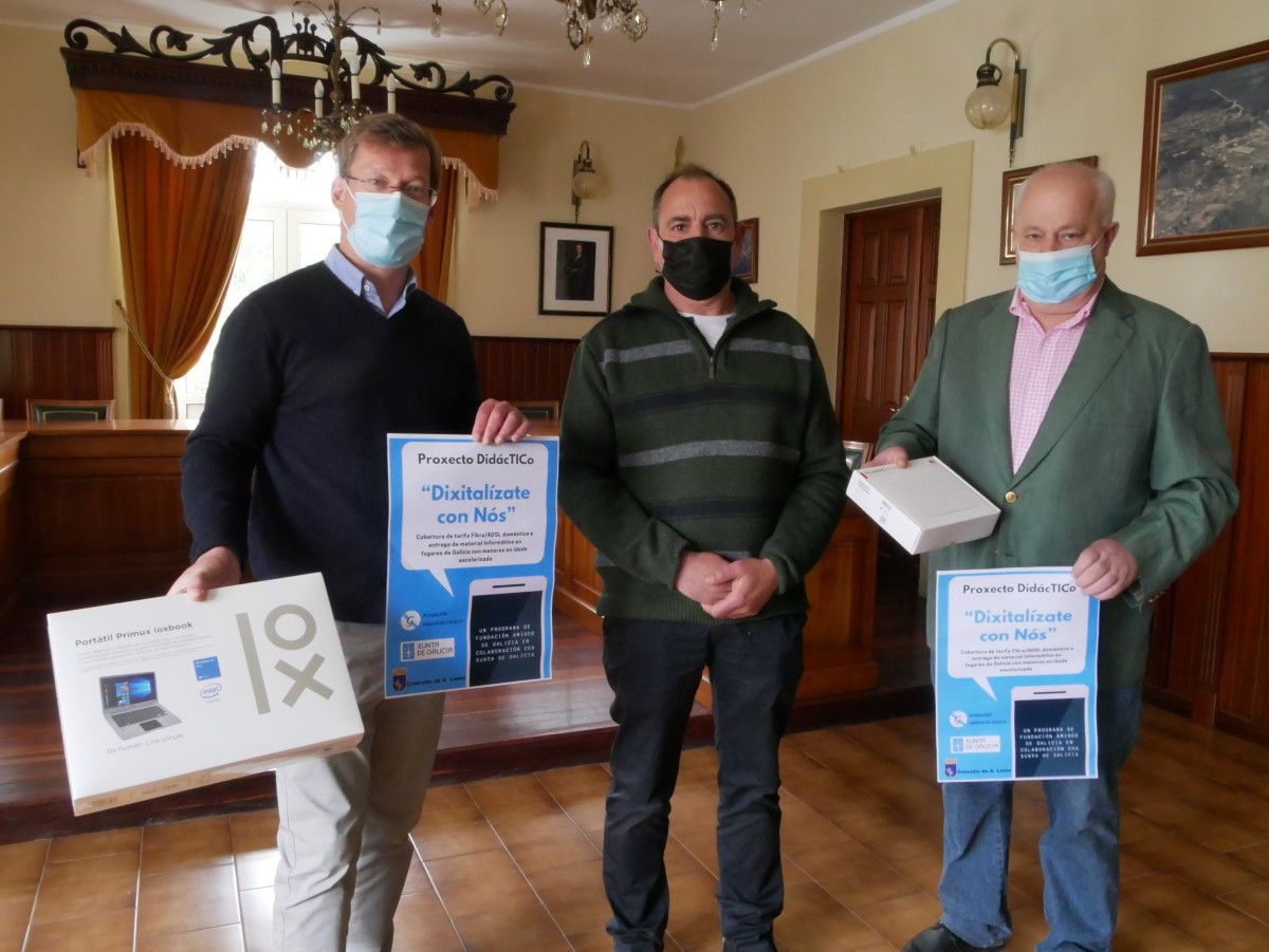 Entrega de ordenadores e conexión a Internet por parte da Fundación Amigos de Galicia a unha familia da Lama