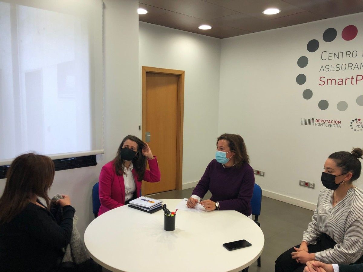 A deputada provincial Ana Meijas e a alcaldesa de Cambados, Fátima Abal, visitan a oficina de Smartpeme