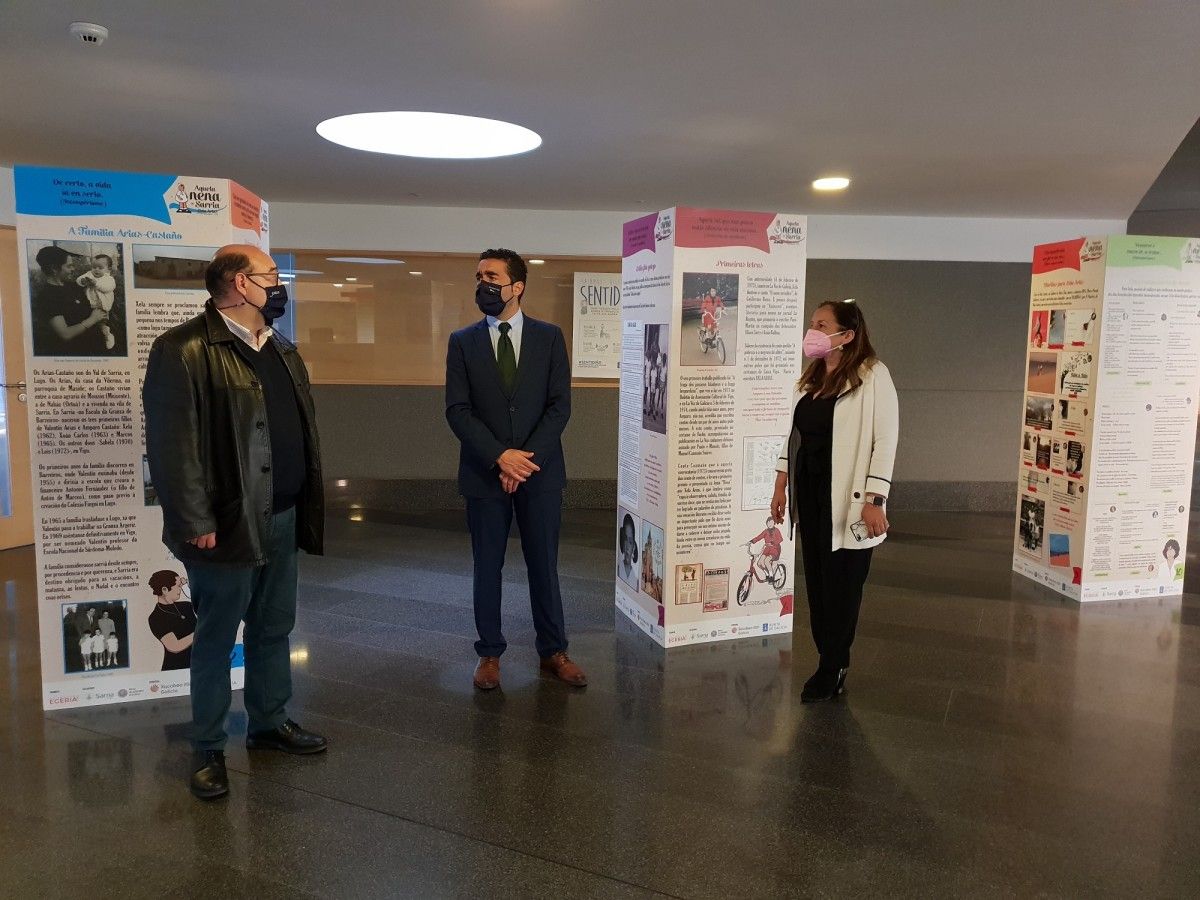 Visita de Luis López á exposición 'Aquela nena de Sarria'