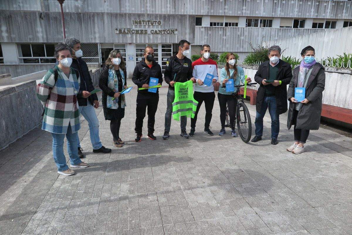 O Concello entrega material reflector ao IES Sánchez Cantón para as saídas do alumnado en bicicleta pola cidade