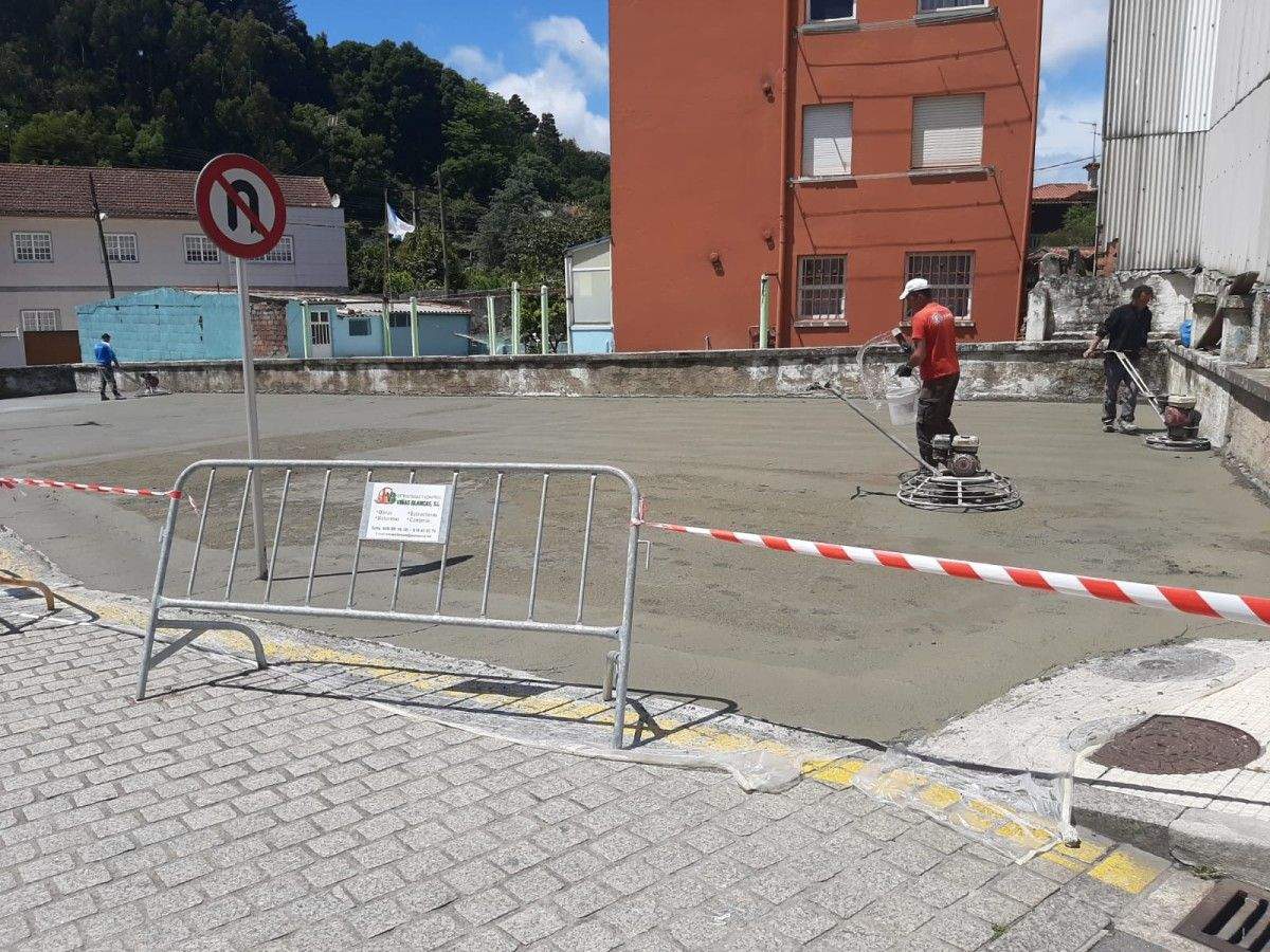 Formigonado no aparcadoiro fronte ao Centro de Saúde
