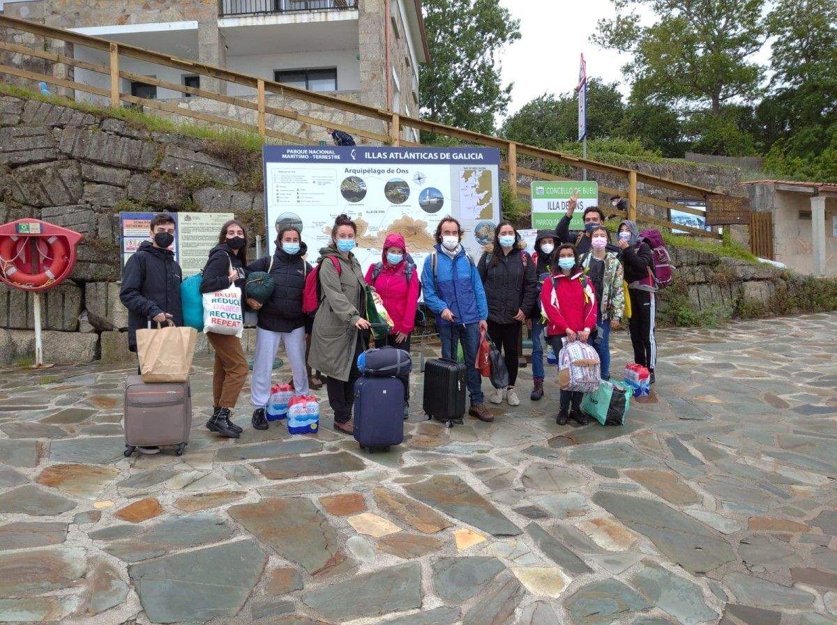 Equipo de voluntarios na Illa de Ons