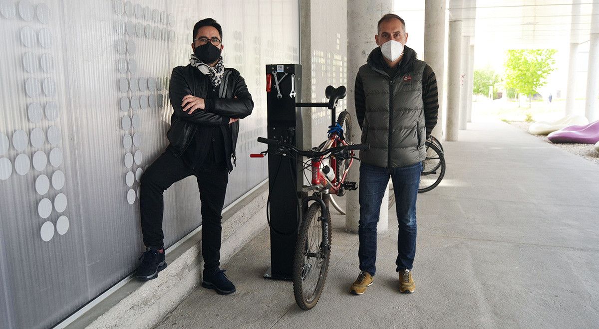Estación de reparación de bicicletas no campus