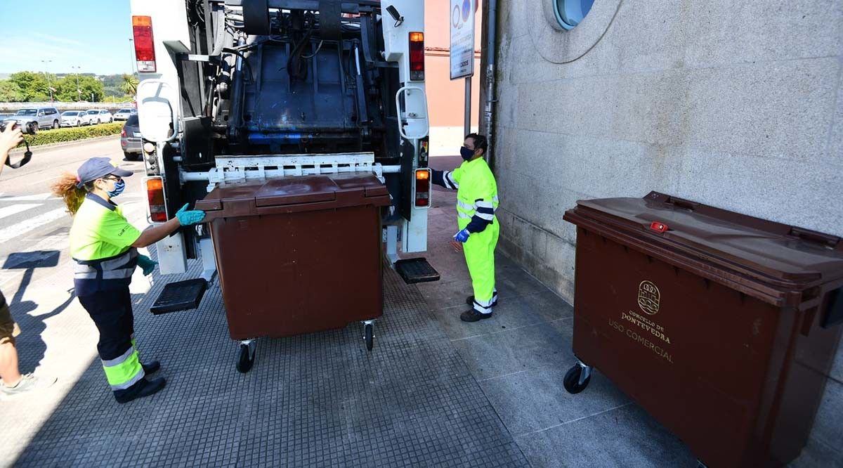 Recogida da basura del contenedor marrón en Pontevedra