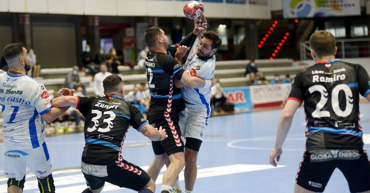 Partido de la Liga Asobal entre Cisne y BM Sinfín en el Municipal