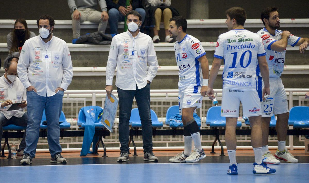 Partido de la Liga Asobal entre Cisne y BM Sinfín en el Municipal