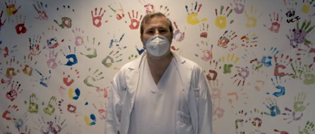 El médico do CHOP Daniel Carpio participa no vídeo de ASSEII para pedir os pacientes que se vacinen