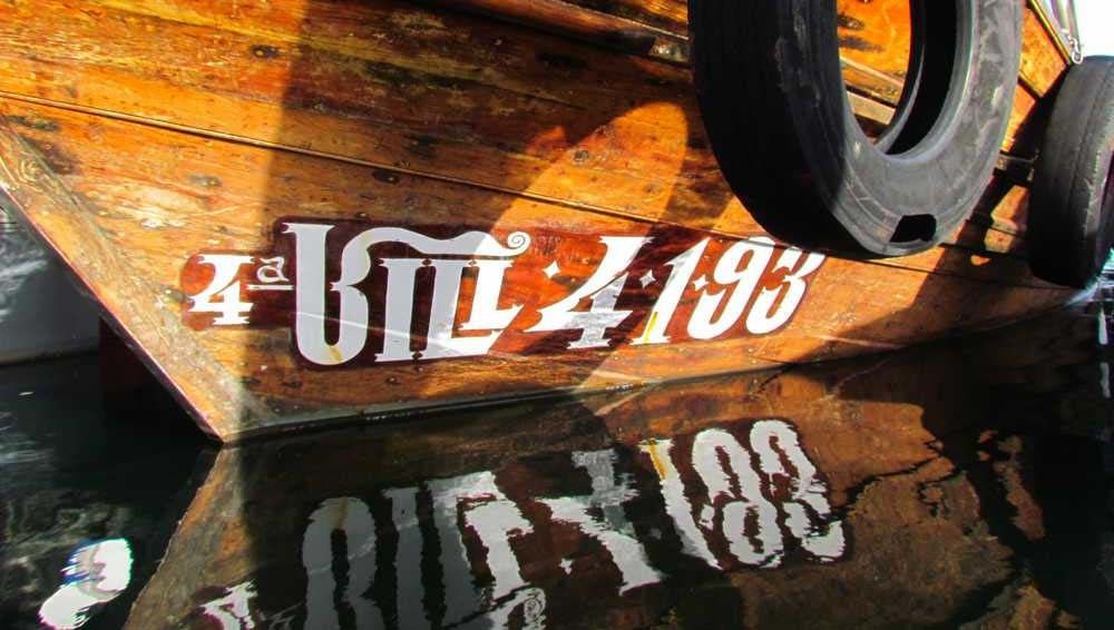 Folios en los barcos de O Grove creados por Raúl Fontoira