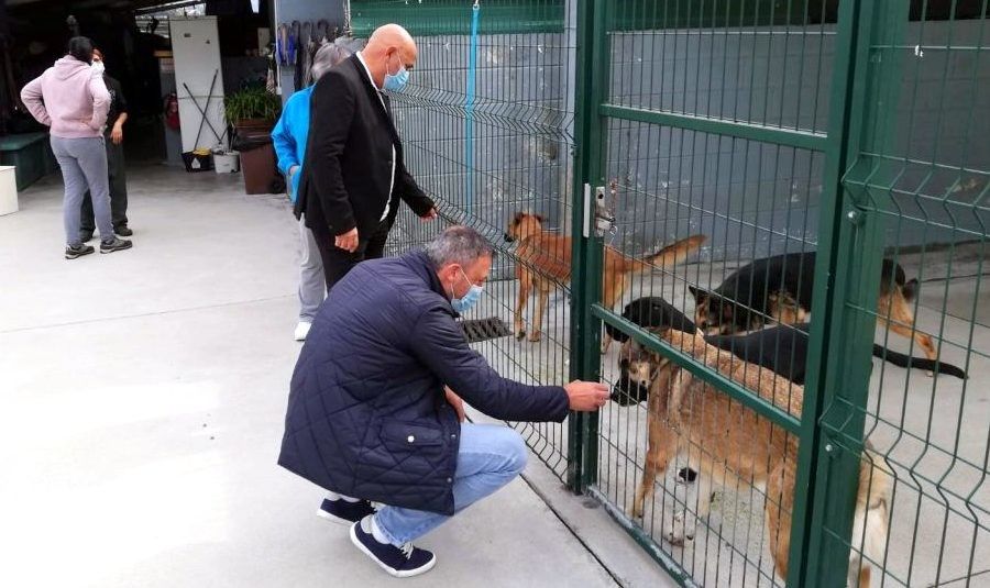 Os concelleiros Tino Fernández e Marcos Rey no refuxio de animais de Campañó