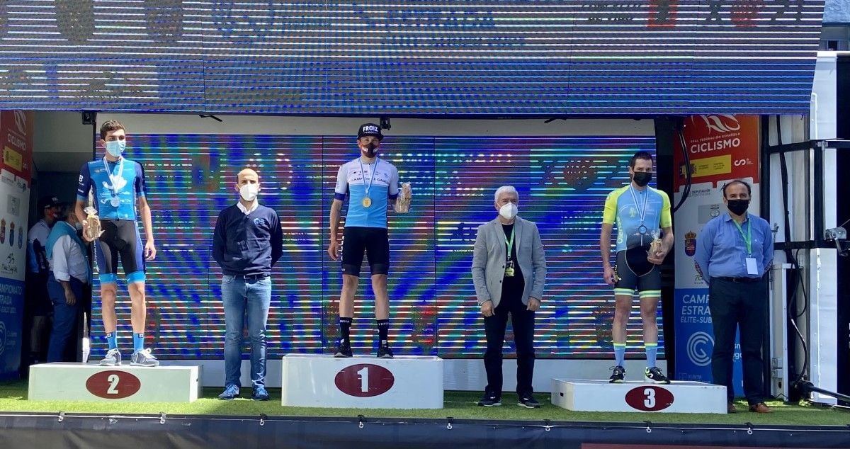 Roberto Mediero, do Supermercados Froiz, no alto do podio despois de gañar o campionato galego de ciclismo