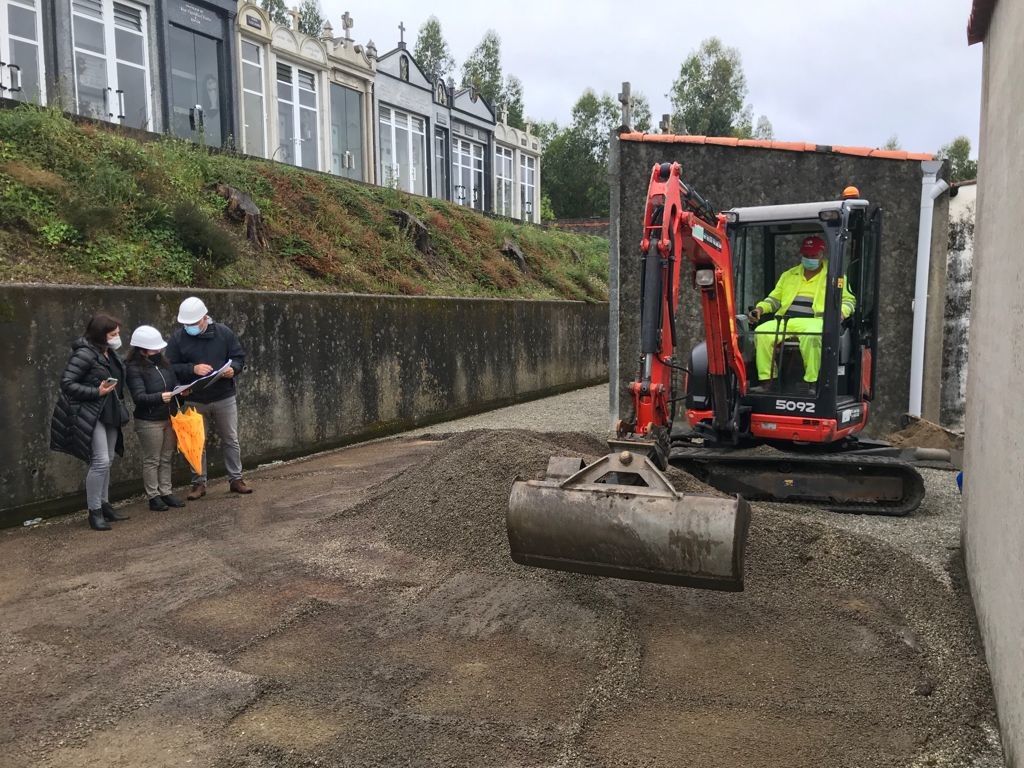 Inicio das obras no Cemiterio da Raña coa presenza da concelleira Cristina Acuña