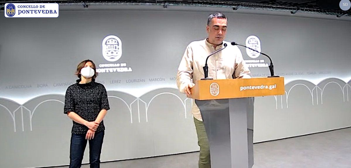 María Ríos, de Seteoitavas, con Demetrio Gómez, concelleiro de Mobilidade