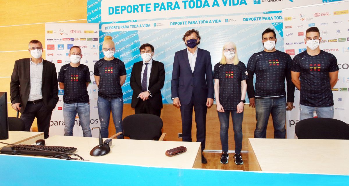 Juan Saavedra (segundo por la derecha) en la presentación de los gallegos que acudirán a los Juegos Paralímpicos
