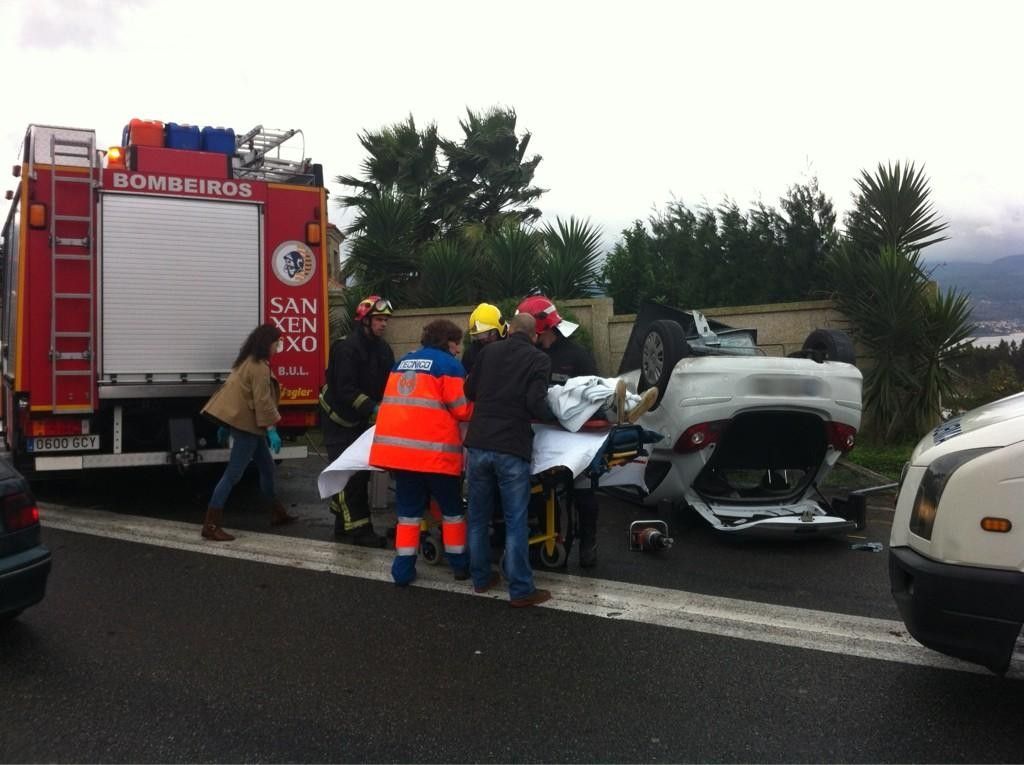 Accidente con un vehículo volcado en A Granxa, Sanxenxo