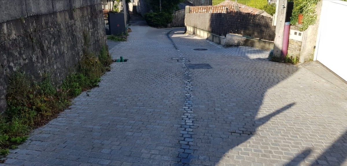 Vertido de aceite localizado en la travesía de A Seara