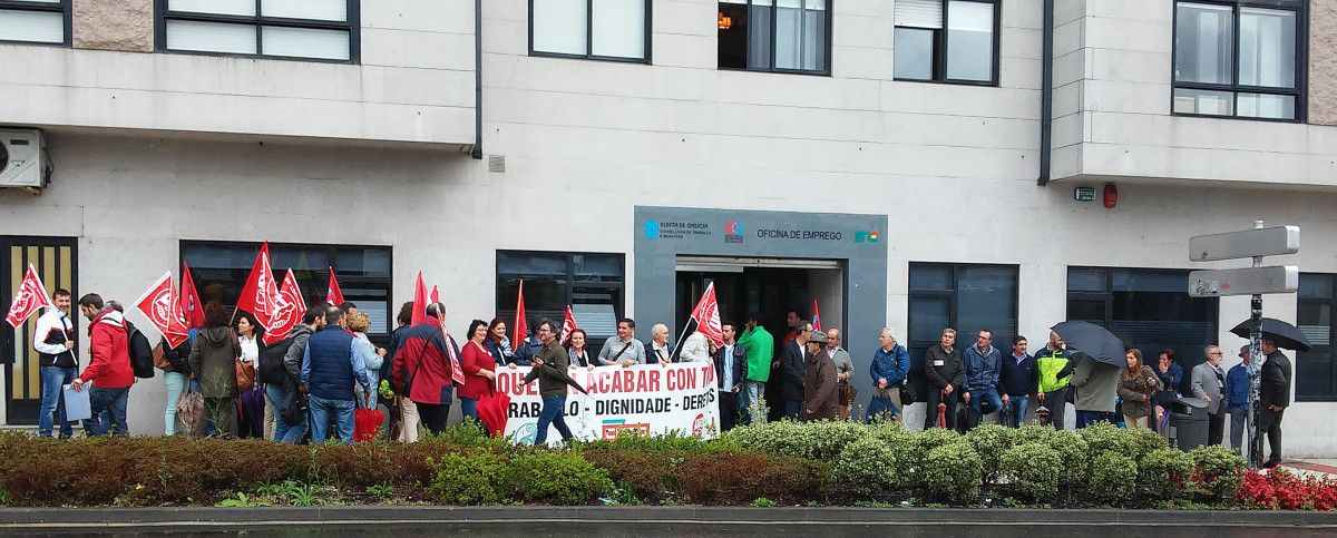 Concentración de CC.OO. y UGT ante la oficina de empleo de Pontevedra