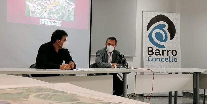Xosé Manuel Fernández Abraldes, alcalde de Barro, na zona dereita da imaxe