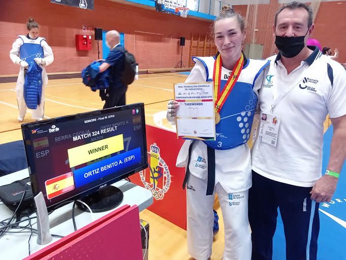 Arlet Ortiz, medalla de ouro no campionato de España de combate de taekwondo