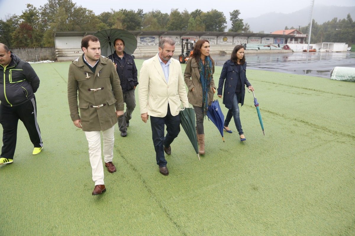 Visita a las obras del campo de fútbol de As Estremas, en Cotobade