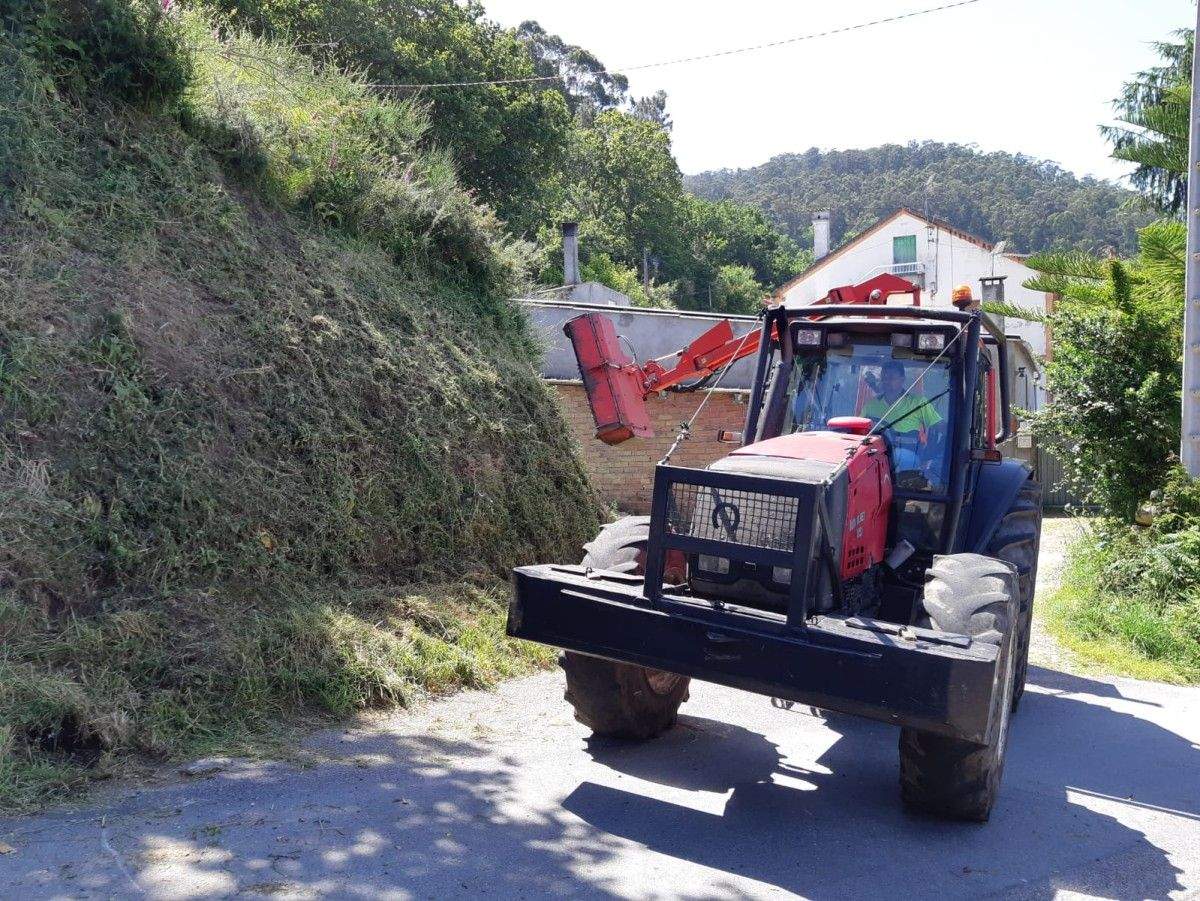 Tractor de roza actuando nas estradas municipais de Marín