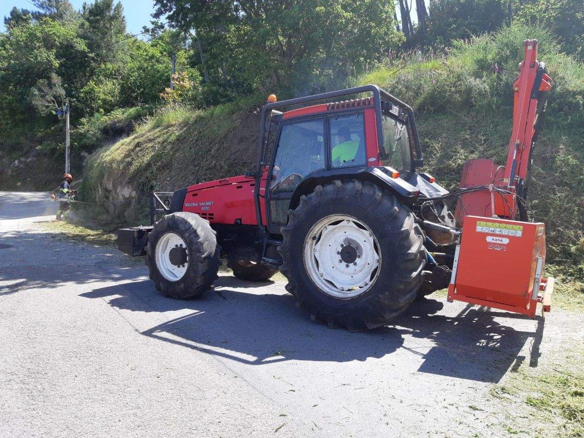 Tractor de desbroce actuando en las carreteras municipales de Marín