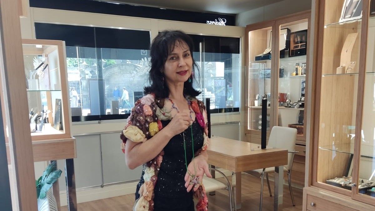 Loli Beloso amosa a xoia 'Estrela Sol para Mimina' na xoieiría Suárez