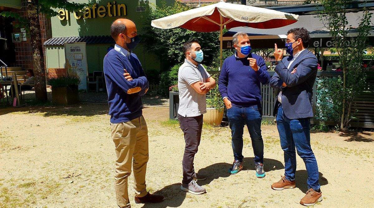 O delegado da Xunta, Luis López, na terraza de El Cafetín