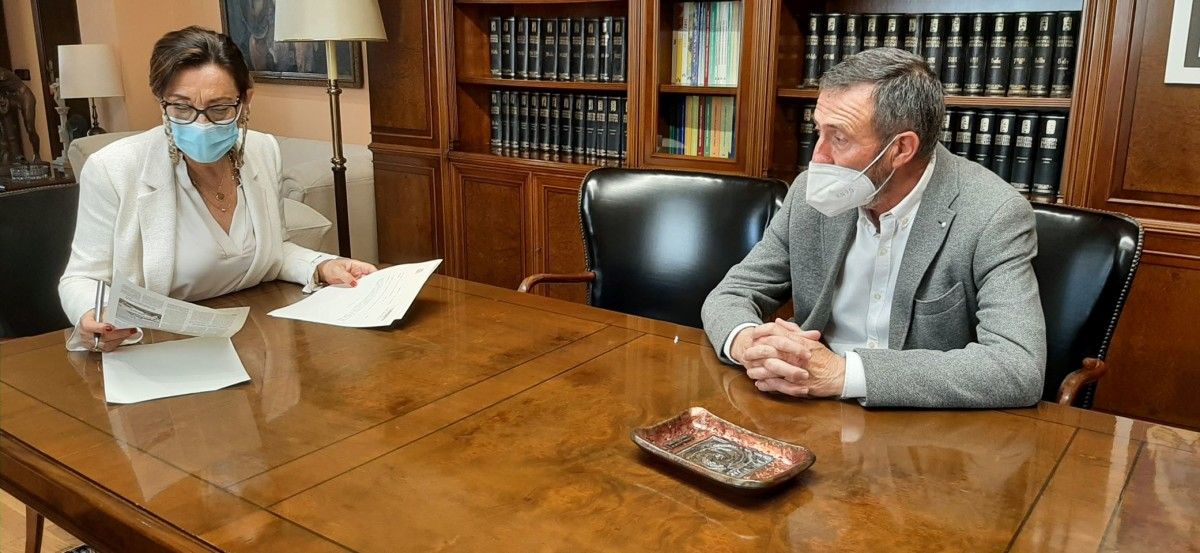 Reunión entre a subdelegada do Gobierno, Maica Larriba, e o alcalde de Barro, Xose Manuel Fernández Abraldes