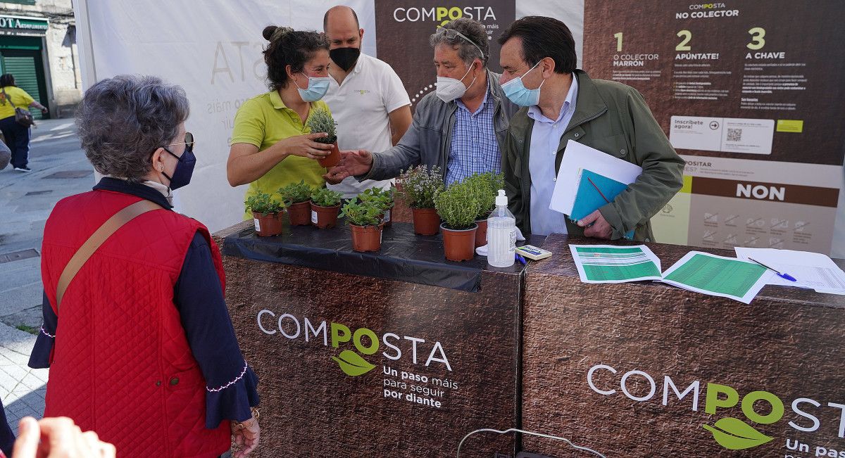 Miguel Anxo Fernández Lores e Raimundo González visitan a carpa na Peregrina