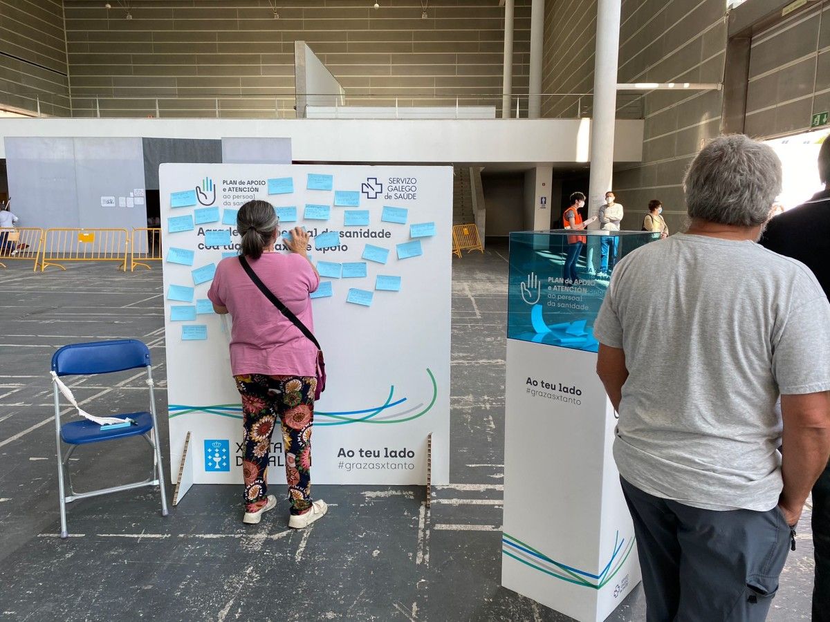 Pacientes escriben mensajes de apoyo al personal sanitario en el recinto ferial