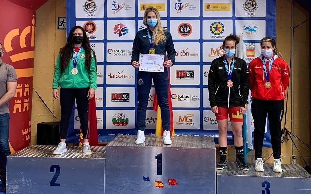 Lydia Pérez, no alto do podio do Campionato de España de Loita en Los Alcázares