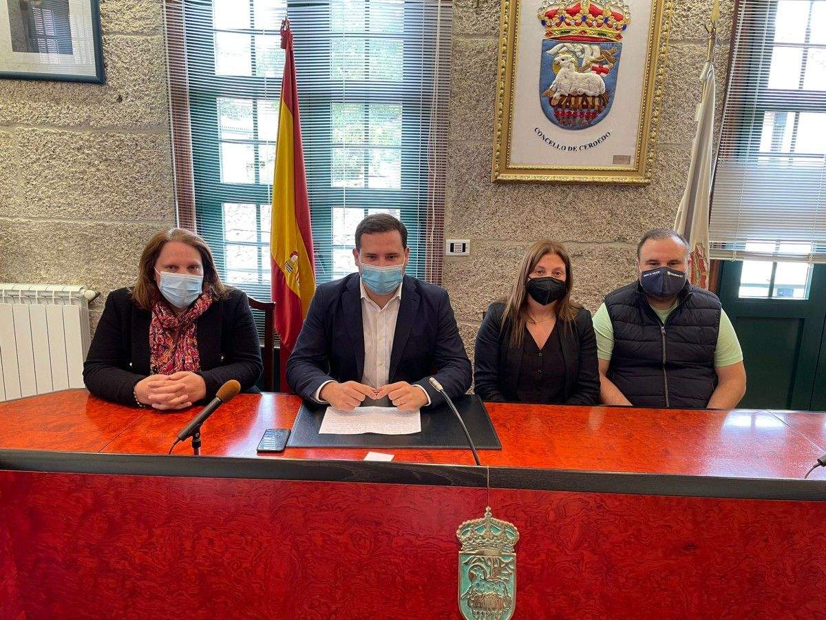 Jorge Cubela, alcalde de Cerdedo-Cotobade, con integrantes do equipo de goberno