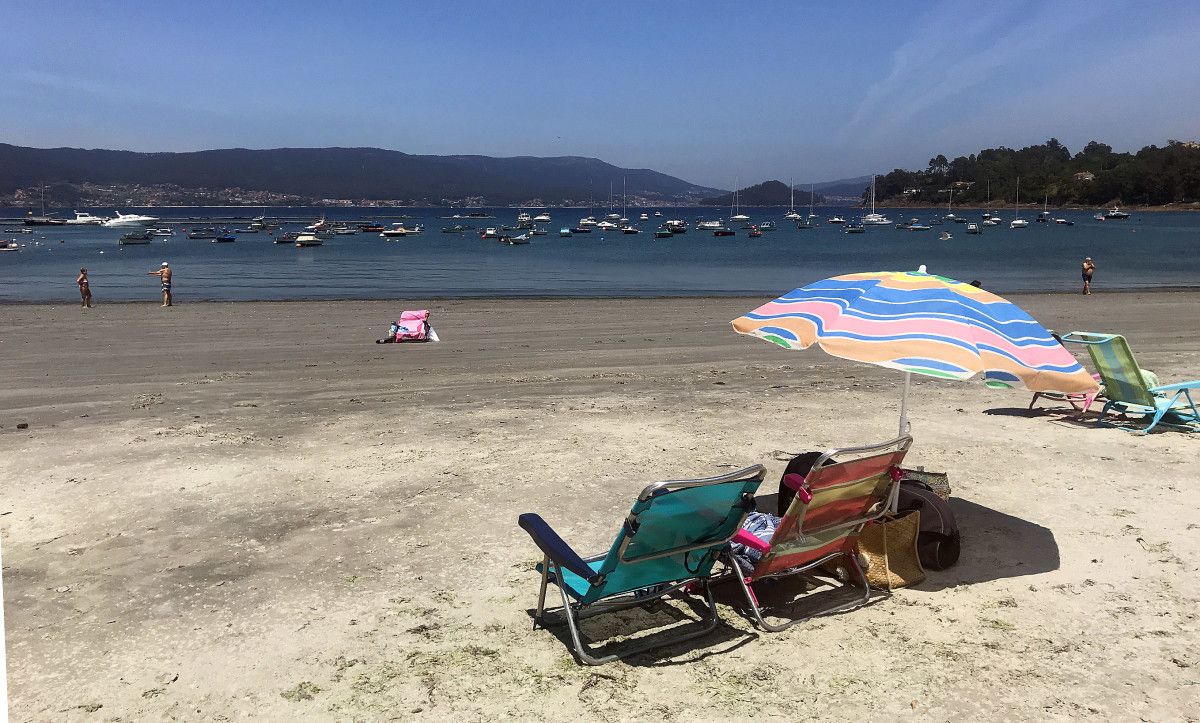 Bañistas en la playa de Aguete, en Marín
