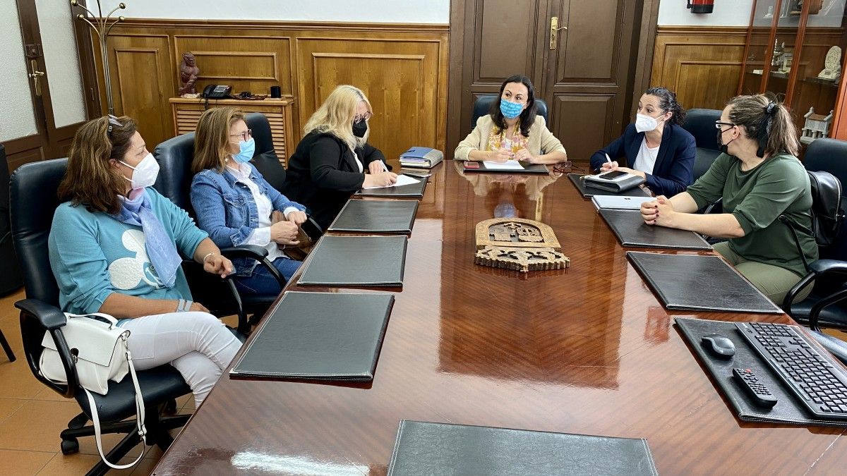 María Ramallo reúnese con representantes da Asociación Veciñal A Fonte