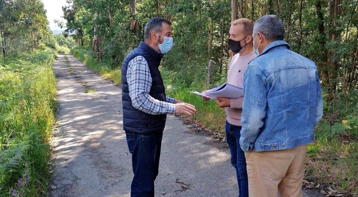 Xosé Manuel Fernández Abraldes, alcalde de Barro, fala cos representantes da empresa que executará os traballos