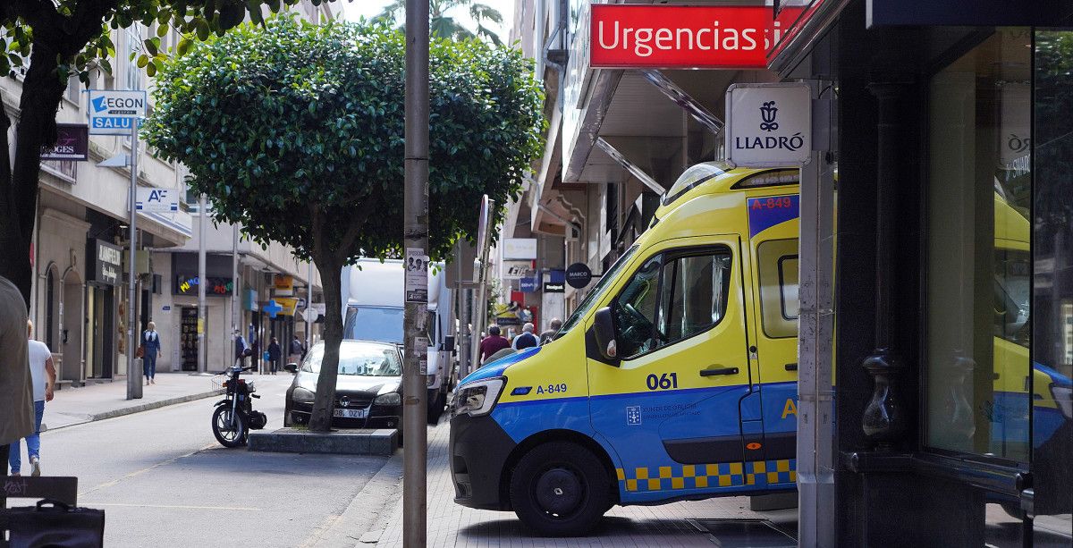 Ambulancia na entrada de urxencias do Hospital Domínguez