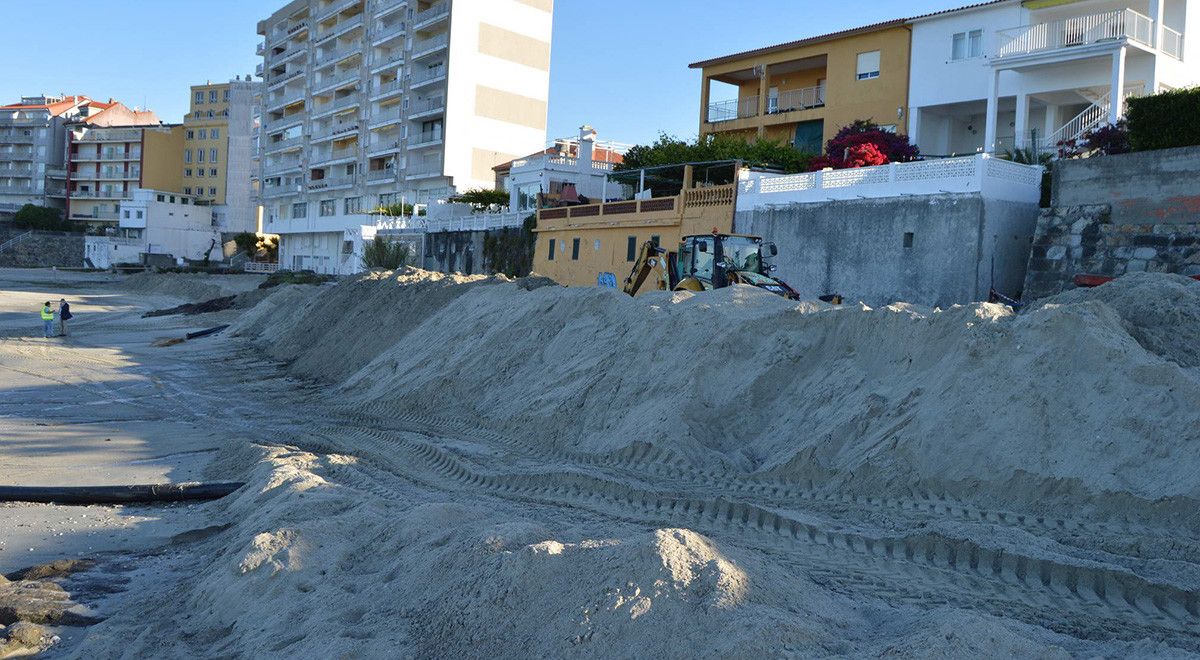 Trabajos de regeneración de la playa de Carabuxeira