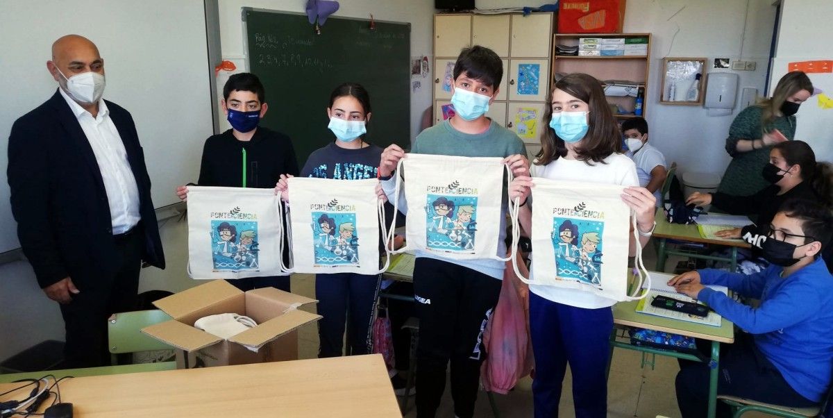 Agasallos deseñados por Polo Correo do Vento para os escolares que participan en Pontenciencia