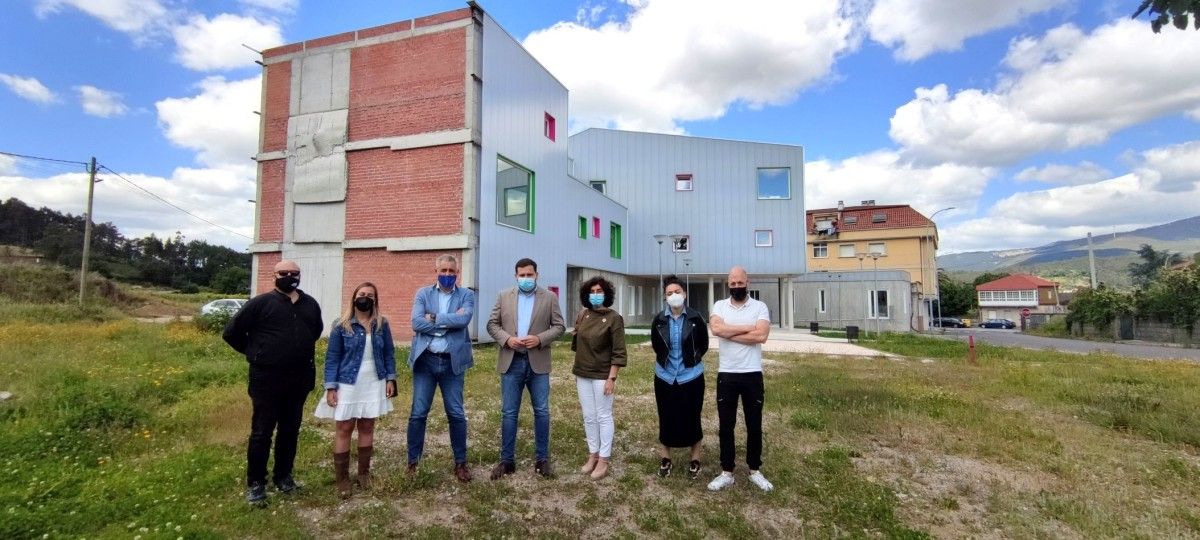 Representantes do PP diante do edificio da Escola de Música de Caldas